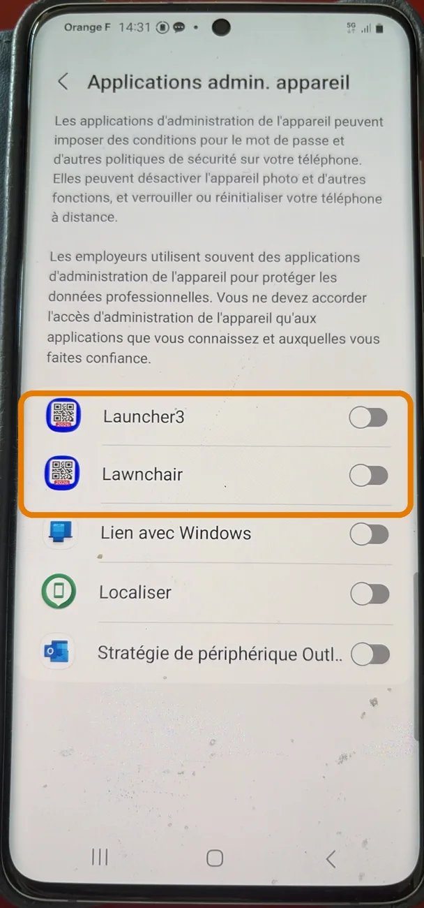 Liste des applications administrateur avec deux applis suspectes Launcher3 et Lawnchair sur un Samsung